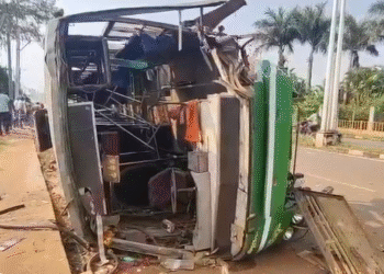 ಶಿವಮೊಗ್ಗದಲ್ಲಿ ಬೈಕ್ ಅಪಘಾತ ತಪ್ಪಿಸಲು ಹೋಗಿ ಖಾಸಗಿ ಬಸ್ ಪಲ್ಟಿ – ಹಲವರಿಗೆ ಗಾಯ