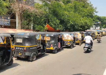 ಮೈಸೂರಲ್ಲಿ ಎಲ್‌ಪಿಜಿ ಗ್ಯಾಸ್ ಅಭಾವ.. ಕಿಲೋ ಮೀಟರ್ ಗಟ್ಟಲೆ ಕ್ಯೂ ನಿಂತ ಆಟೋಗಳು