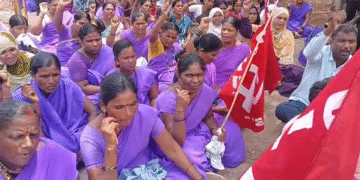 ಹಾಸ್ಟೆಲ್ ಹೊರಗುತ್ತಿಗೆ ನೌಕರರ ಪ್ರತಿಭಟನೆ : ಕನಿಷ್ಠ ವೇತನ, ಸೇವಾ ಭದ್ರತೆಗಾಗಿ ಆಗ್ರಹ