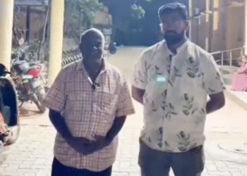 ರೋಗಿಯನ್ನ 2 ಗಂಟೆ ಹೊರಗೆ ನಿಲ್ಲಿಸಿದ ಮಾಲೂರು ಸರ್ಕಾರಿ ಆಸ್ಪತ್ರೆಯ ವೈದ್ಯರು – ಕ್ರಮಕ್ಕೆ ಆಗ್ರಹ