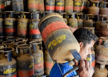 ವಾಣಿಜ್ಯ ಸಿಲಿಂಡರ್ ದರ 195 ರೂ.ಏರಿಕೆ.. ನಗರವಾರು ವಿವರ ಇಲ್ಲಿದೆ ನೋಡಿ!