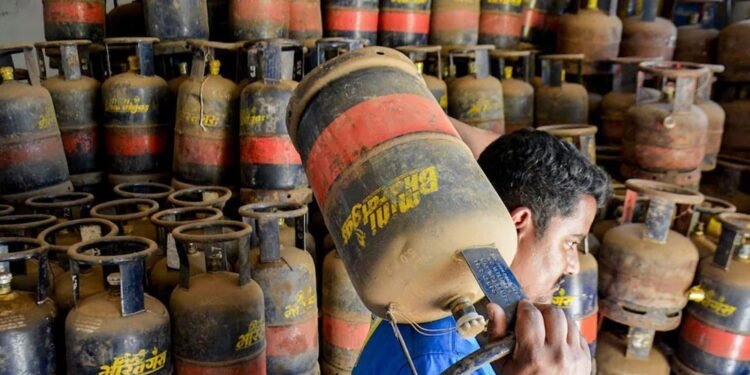 ವಾಣಿಜ್ಯ ಸಿಲಿಂಡರ್ ದರ 195 ರೂ.ಏರಿಕೆ.. ನಗರವಾರು ವಿವರ ಇಲ್ಲಿದೆ ನೋಡಿ!