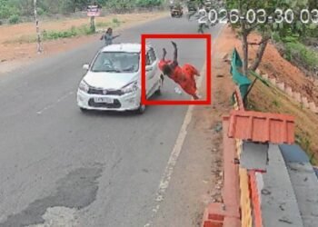 ರಸ್ತೆ ದಾಟುತ್ತಿದ್ದ ಮಹಿಳೆಗೆ ಕಾರು ಡಿಕ್ಕಿ – ಭಯಾನಕ ದೃಶ್ಯ ಸಿಸಿ ಕ್ಯಾಮೆರಾದಲ್ಲಿ ಸೆರೆ