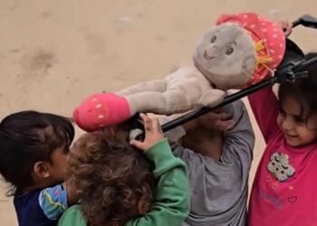 ಪುಟ್ಟ ಕಂದಮ್ಮಗಳಿಂದ ಗೊಂಬೆಯ ಅಂತ್ಯಸಂಸ್ಕಾರ.. ಗಾಜಾದ ಕರಾಳತೆಗೆ ಈ ವಿಡಿಯೋವೇ ಸಾಕ್ಷಿ!