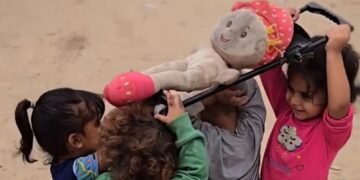 ಪುಟ್ಟ ಕಂದಮ್ಮಗಳಿಂದ ಗೊಂಬೆಯ ಅಂತ್ಯಸಂಸ್ಕಾರ.. ಗಾಜಾದ ಕರಾಳತೆಗೆ ಈ ವಿಡಿಯೋವೇ ಸಾಕ್ಷಿ!