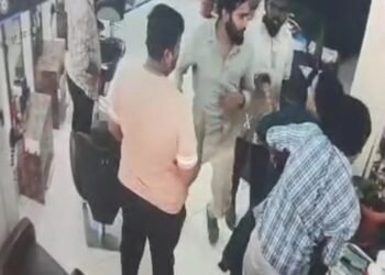 ಸಲೂನ್‌ನಲ್ಲಿ ಕೆಲಸ ಮಾಡ್ತಿದ್ದ ಬ್ಯೂಟಿಷಿಯನ್‌ಗೆ ಪ್ರಪೋಸ್ : ಮಾಲೀಕನ ಮೇಲೆ ಪತಿ ಗ್ಯಾಂಗ್‌ ಅಟ್ಯಾಕ್‌!