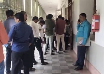 ಅತ್ತ ಗ್ಯಾಸ್ಗಾಗಿ ಆಟೋ ಚಾಲಕರ ಕ್ಯೂ.. ಇತ್ತ IPL ಟಿಕೆಟ್ಗಾಗಿ ಸಾಲಲ್ಲಿ ನಿಂತ ಶಾಸಕರ ಪಿಎಗಳು!