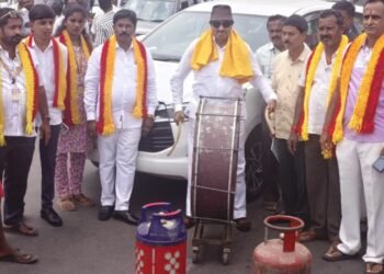 ಗ್ಯಾಸ್ ಅಭಾವ – ಸರ್ಕಾರದ ವಿರುದ್ಧ ವಾಟಾಳ್ ನಾಗರಾಜ್ ತಮಟೆ ಚಳುವಳಿ!