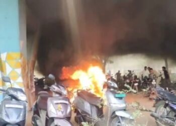 ಪಾರ್ಕಿಂಗ್‌ನಲ್ಲಿ ನಿಲ್ಲಿಸಿದ್ದ ಬೈಕ್‌ಗಳಿಗೆ ಏಕಾಏಕಿ ಹೊತ್ತಿಕೊಂಡ‌ ಬೆಂಕಿ