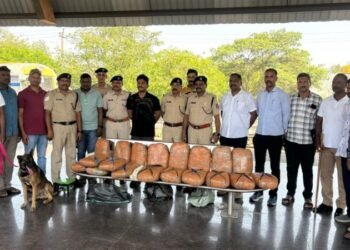 ಬಳ್ಳಾರಿ ರೈಲ್ವೇ ಪೊಲೀಸರ ಮಿಂಚಿನ ಕಾರ್ಯಾಚರಣೆ – ರೈಲಲ್ಲಿ ಸಾಗಿಸುತ್ತಿದ್ದ 20 ಲಕ್ಷ ಮೌಲ್ಯದ ಗಾಂಜಾ ವಶಕ್ಕೆ!