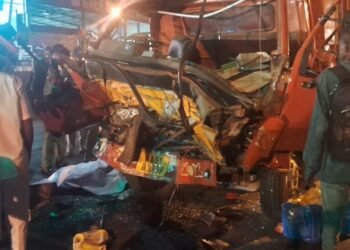 ಬೆಂಗಳೂರಲ್ಲಿ ಭೀಕರ ಅಪಘಾತ.. ಸಿಗ್ನಲಲ್ಲಿ ನಿಂತಿದ್ದ ಲಾರಿಗೆ ಹಿಂಬದಿಯಿಂದ ಗುದ್ದಿದ ಮತ್ತೊಂದು ಲಾರಿ.. ಚಾಲಕ ಸಾವು!