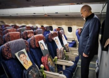 ರಕ್ತಸಿಕ್ತ ಶಾಲಾ ಬ್ಯಾಗ್, ಪಾದರಕ್ಷೆ, ಮಿನಾಬ್ ಮಕ್ಕಳ ಫೋಟೋಗಳೊಂದಿಗೆ ಪಾಕ್ ಶಾಂತಿ ಮಾತುಕತೆಗೆ ಹಾರಿದ ಇರಾನ್ ನಿಯೋಗ