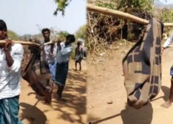 ಪ್ರತಿಭಟನೆ ವೇಳೆ ವೃದ್ದ ಅಸ್ವಸ್ಥ : ಡೋಲಿಯಲ್ಲಿ ಹೊತ್ತೊಯ್ದು ಆಸ್ಪತ್ರೆಗೆ ಸೇರಿಸಿದ ಗ್ರಾಮಸ್ಥರು