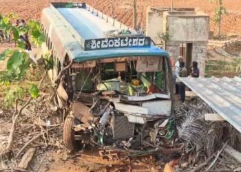 ಹೈವೇಯಿಂದ ರಸ್ತೆ ಬದಿ ಜಮೀನಿಗೆ ನುಗ್ಗಿದ ಬಸ್.. ತಪ್ಪಿದ ಭಾರಿ ಅನಾಹುತ!