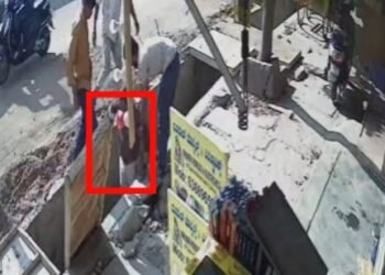 ಅಧಿಕಾರಿಗಳ ನಿರ್ಲಕ್ಷ್ಯ : ಬೆಂಗಳೂರಲ್ಲಿ ಚರಂಡಿಗೆ ಬಿದ್ದ ವ್ಯಕ್ತಿ!