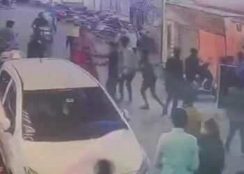 ಸಿಗರೇಟ್ ಸೇದುತ್ತಿದ್ದ ಯುವತಿ, ಯುವಕರಿಗೆ ಹಿಗ್ಗಾಮುಗ್ಗಾ ಥಳಿಸಿದ ಗುಂಪು!