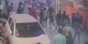 ಸಿಗರೇಟ್ ಸೇದುತ್ತಿದ್ದ ಯುವತಿ, ಯುವಕರಿಗೆ ಹಿಗ್ಗಾಮುಗ್ಗಾ ಥಳಿಸಿದ ಗುಂಪು!