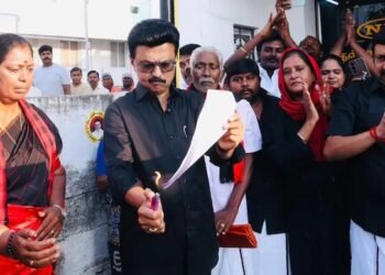 ಸಿಡಿದೆದ್ದ ಸ್ಟಾಲಿನ್ – ಕ್ಷೇತ್ರ ಪುನರ್ವಿಂಗಡಣೆ ಮಸೂದೆಯ ಪ್ರತಿಗೆ ಬೆಂಕಿ ಹಚ್ಚಿ, ಕಪ್ಪು ಬಾವುಟ ಪ್ರದರ್ಶನ!