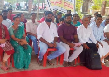 ಅವೈಜ್ಞಾನಿಕ ಮರಳುಗಾರಿಕೆ ವಿರುದ್ಧ ಗ್ರಾಮಸ್ಥರ ಆಕ್ರೋಶ – ಡಿಸಿ ಕಛೇರಿ ಎದುರು ಉಪವಾಸ ಸತ್ಯಾಗ್ರಹ