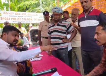 ಜನಸ್ಪಂದನ ಕಾರ್ಯಕ್ರಮದಲ್ಲಿ PDO ವಿರುದ್ದ ಶಾಸಕ ಗರಂ.. ಅರ್ಜಿ ಎಸೆದು ಆಕ್ರೋಶ!