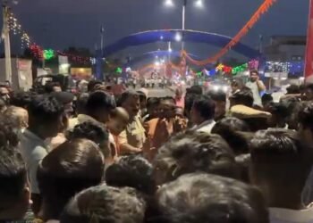 ಅಂಬೇಡ್ಕರ್ ಮೂರ್ತಿ, ಬಸವಣ್ಣನ ಪೋಟೋ ಇದ್ದ ಕಟ್ಟೆ ತೆರೆವುಗೊಳಿಸಿದ್ದಕ್ಕೆ ಸಿಡಿದೆದ್ದ ಗ್ರಾಮಸ್ಥರು.. ರಸ್ತೆ ತಡೆದು ಪ್ರೊಟೆಸ್ಟ್‌!