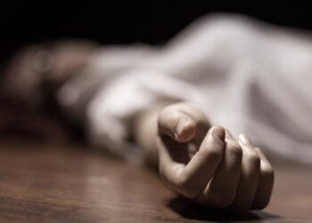 ಪತಿ ಜತೆ ಅಕ್ರಮ ಸಂಬಂಧದ ಶಂಕೆ : ಪತಿಯ ಕಚೇರಿ ಸಿಬ್ಬಂದಿಯನ್ನು ಬರ್ಬರವಾಗಿ ಕೊಂದ ವಕೀಲನ ಪತ್ನಿ!