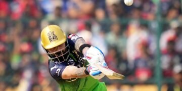 ಹಸಿರು ಉಡುಪಿನ ‘ಅದೃಷ್ಟ’ ಕೈಕೊಟ್ಟಿತೇ? : ಡೆಲ್ಲಿ ವಿರುದ್ಧ ಕೊಹ್ಲಿ ವೈಫಲ್ಯ ; ಆರ್‌ಸಿಬಿಗೆ ವಿಘ್ನವಾದ ‘ಗೋ ಗ್ರೀನ್’ ಪಂದ್ಯ