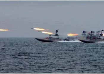 ಅಮೆರಿಕದ ಯುದ್ಧ ನೌಕೆಗಳ ಮೇಲೆ ಇರಾನ್ ಡ್ರೋನ್ ದಾಳಿ : ಹೊರ್ಮುಜ್ ಜಲಸಂಧಿಯಲ್ಲಿ ಯುದ್ಧದ ಭೀತಿ!