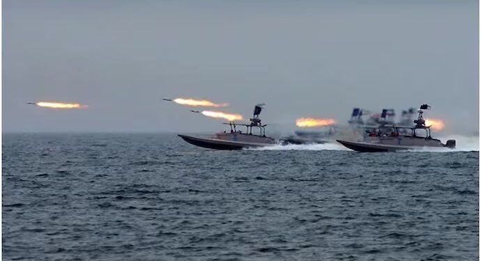 ಅಮೆರಿಕದ ಯುದ್ಧ ನೌಕೆಗಳ ಮೇಲೆ ಇರಾನ್ ಡ್ರೋನ್ ದಾಳಿ : ಹೊರ್ಮುಜ್ ಜಲಸಂಧಿಯಲ್ಲಿ ಯುದ್ಧದ ಭೀತಿ!