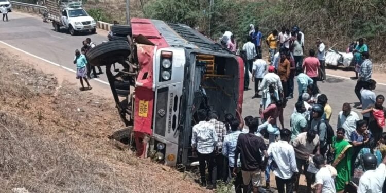 ಚಾಲಕನ ನಿಯಂತ್ರಣ ತಪ್ಪಿ ಪಲ್ಟಿ ಹೊಡೆದ KSRTC ಬಸ್‌.. ತಪ್ಪಿದ ಭಾರೀ ಅನಾಹುತ!