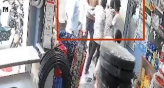 ಕೋಲಾರದಲ್ಲಿ ಪುಡಿರೌಡಿಗಳ ಅಟ್ಟಹಾಸ.. ಕ್ಷುಲ್ಲಕ ಕಾರಣಕ್ಕೆ ಮಳಿಗೆಗೆ ನುಗ್ಗಿ ಸಿಬ್ಬಂದಿಗೆ ಹಿಗ್ಗಾಮುಗ್ಗಾ ಹಲ್ಲೆ!