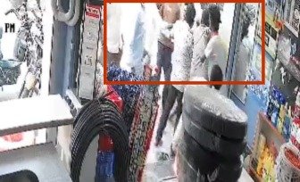 ಕೋಲಾರದಲ್ಲಿ ಪುಡಿರೌಡಿಗಳ ಅಟ್ಟಹಾಸ.. ಕ್ಷುಲ್ಲಕ ಕಾರಣಕ್ಕೆ ಮಳಿಗೆಗೆ ನುಗ್ಗಿ ಸಿಬ್ಬಂದಿಗೆ ಹಿಗ್ಗಾಮುಗ್ಗಾ ಹಲ್ಲೆ!