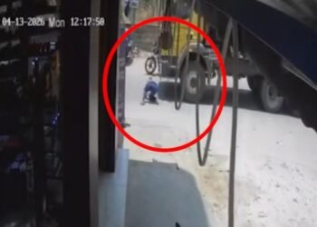 ಚಲಿಸುತ್ತಿದ್ದ ಲಾರಿ ಮುಂದೆ ಹಾರಿ ಯುವಕ ಆತ್ಮಹತ್ಯೆ ; ಭಯಾನಕ ದೃಶ್ಯ ಸಿಸಿಟಿವಿಯಲ್ಲಿ ಸೆರೆ!