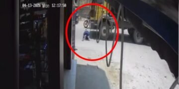 ಚಲಿಸುತ್ತಿದ್ದ ಲಾರಿ ಮುಂದೆ ಹಾರಿ ಯುವಕ ಆತ್ಮಹತ್ಯೆ ; ಭಯಾನಕ ದೃಶ್ಯ ಸಿಸಿಟಿವಿಯಲ್ಲಿ ಸೆರೆ!