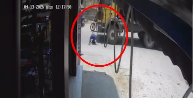 ಚಲಿಸುತ್ತಿದ್ದ ಲಾರಿ ಮುಂದೆ ಹಾರಿ ಯುವಕ ಆತ್ಮಹತ್ಯೆ ; ಭಯಾನಕ ದೃಶ್ಯ ಸಿಸಿಟಿವಿಯಲ್ಲಿ ಸೆರೆ!