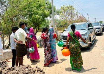 ಕುಡಿಯುವ ನೀರಿಗಾಗಿ ಹಾಹಾಕಾರ – ಸಚಿವರ ಕಾರು ಅಡ್ಡಗಟ್ಟಿ ಮಹಿಳೆಯರ ಆಕ್ರೋಶ!