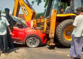 ಹುಬ್ಬಳ್ಳಿಯಲ್ಲಿ ಡೆಡ್ಲಿ ಆಕ್ಸಿಡೆಂಟ್ – ಕಾರಿನ ಬಾನೆಟ್‌ನೊಳಗೆ ಸಿಲುಕಿದ ವ್ಯಕ್ತಿಯ ರುಂಡ!