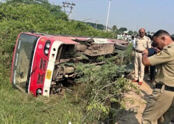 ಸ್ಟೇರಿಂಗ್ ಕಟ್ ಆಗಿ ಹಳ್ಳಕ್ಕೆ ಪಲ್ಟಿ ಹೊಡೆದ ಸಾರಿಗೆ ಬಸ್!