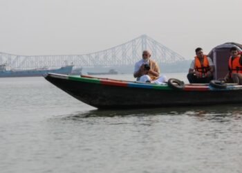 ‘ಪ್ರತಿ ಬಂಗಾಳಿಯ ಹೃದಯದಲ್ಲೂ ಗಂಗೆಗೆ ವಿಶೇಷ ಸ್ಥಾನ’ : ಹೂಗ್ಲಿ ನದಿಯಲ್ಲಿ ಪ್ರಧಾನಿ ಮೋದಿ ದೋಣಿ ವಿಹಾರ!