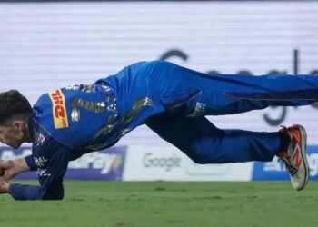 ಮುಂಬೈ ಇಂಡಿಯನ್ಸ್‌ಗೆ ಆಘಾತ : ಅದ್ಭುತ ಕ್ಯಾಚ್ ಹಿಡಿಯುವ ಭರದಲ್ಲಿ ಸ್ಯಾಂಟ್ನರ್ ಭುಜಕ್ಕೆ ಗಾಯ!