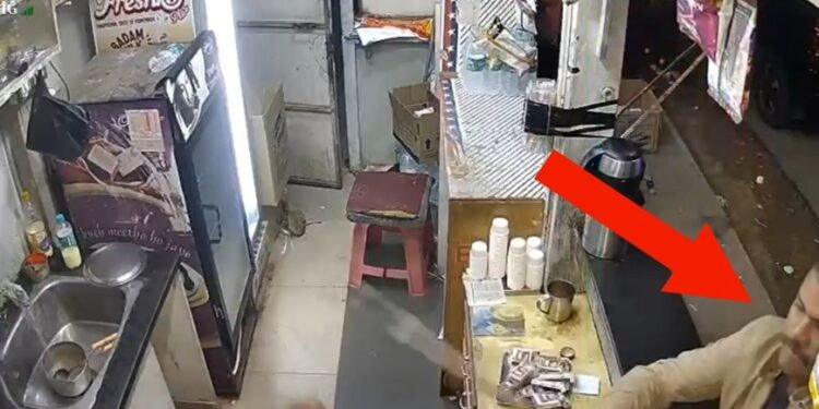 ಟೀ ಅಂಗಡಿ ಹುಡುಗನ ಮೇಲೆ ಮನಸೋ ಇಚ್ಛೆ ಹಲ್ಲೆ ನಡೆಸಿದ ಇನ್ಸ್‌ಪೆಕ್ಟರ್? ಶಾಕಿಂಗ್‌ ವಿಡಿಯೋ ವೈರಲ್‌!