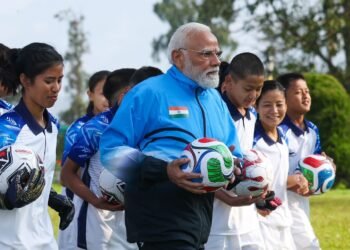 ಸಿಕ್ಕಿಂ ಮೈದಾನದಲ್ಲಿ ಪ್ರಧಾನಿ ಮೋದಿ ಫುಟ್‌ಬಾಲ್ ಕಿಕ್ : “ಗೋಲ್” ಮಾತ್ರ ಬಂಗಾಳ!