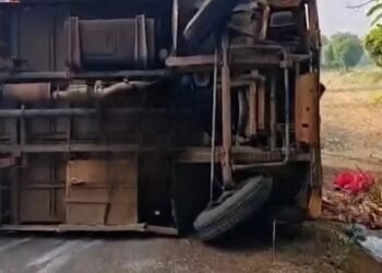 ಗಾರ್ಮೆಂಟ್ಸ್ ಕಾರ್ಮಿಕರಿದ್ದ ಮಿನಿಬಸ್ ಪಲ್ಟಿ.. 8 ಮಂದಿಗೆ ಗಂಭೀರ ಗಾಯ!