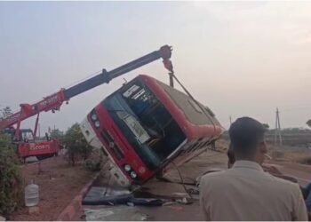 ಚಾಲಕನ ನಿಯಂತ್ರಣ ತಪ್ಪಿ ರಸ್ತೆ ಮಧ್ಯೆಯೇ ಪಲ್ಟಿ ಹೊಡೆದ ಸರ್ಕಾರಿ ಬಸ್.. ತಪ್ಪಿದ ಭಾರಿ ಅನಾಹುತ!