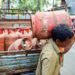 LPG ಸಿಲಿಂಡರ್ ಡೆಲಿವರಿ ವೇಳೆ ಹೆಚ್ಚಿನ ಹಣ ಕೇಳಿದ್ರೆ ಯಾರಿಗೆ ದೂರು ನೀಡಬೇಕು? ಇಲ್ಲಿದೆ ಮಾಹಿತಿ