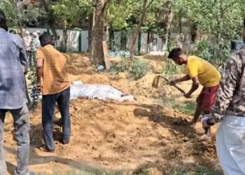 ತಂದೆಯ ಹಣ, ಕೆಲಸಕ್ಕಾಗಿ ತಾಯಿಯನ್ನೇ ಉಸಿರುಗಟ್ಟಿಸಿ ಕೊಂದ ಮಗಳು!