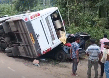 ಉರುಳಿ ಬಿದ್ದ ಪ್ರವಾಸಿಗರ ಬಸ್ : ಕಾರಿನಲ್ಲಿದ್ದ ನಾಲ್ವರು ಪಾರು
