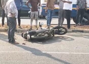 ಡಿವೈಡರ್‌ಗೆ ಬೈಕ್‌ ಡಿಕ್ಕಿ.. ಸವಾರ ಸ್ಥಳದಲ್ಲೇ ಸಾವು!