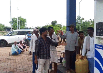 ವಿಜಯಪುರದಲ್ಲಿ ಡೀಸೆಲ್ಗಾಗಿ ಪರದಾಟ.. ಬಂಕ್ ಮುಂದೆ ಭಾರೀ ಕ್ಯೂ