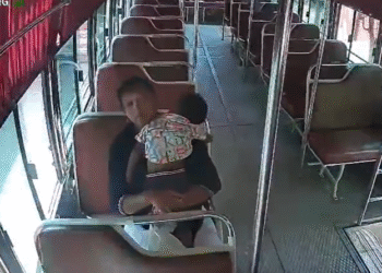 ಬಸ್‌ನಿಂದ ರಸ್ತೆಗೆ ಎಸೆಯಲ್ಪಟ್ಟ ತಾಯಿ – ಮಗು : ಮಾನವೀಯತೆ ಮೆರೆದ ಮತ್ತೊಂದು ಬಸ್ ಸಿಬ್ಬಂದಿ
